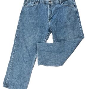 Wrangler light wash 5 pocket loose fit relaxed comfort jeans